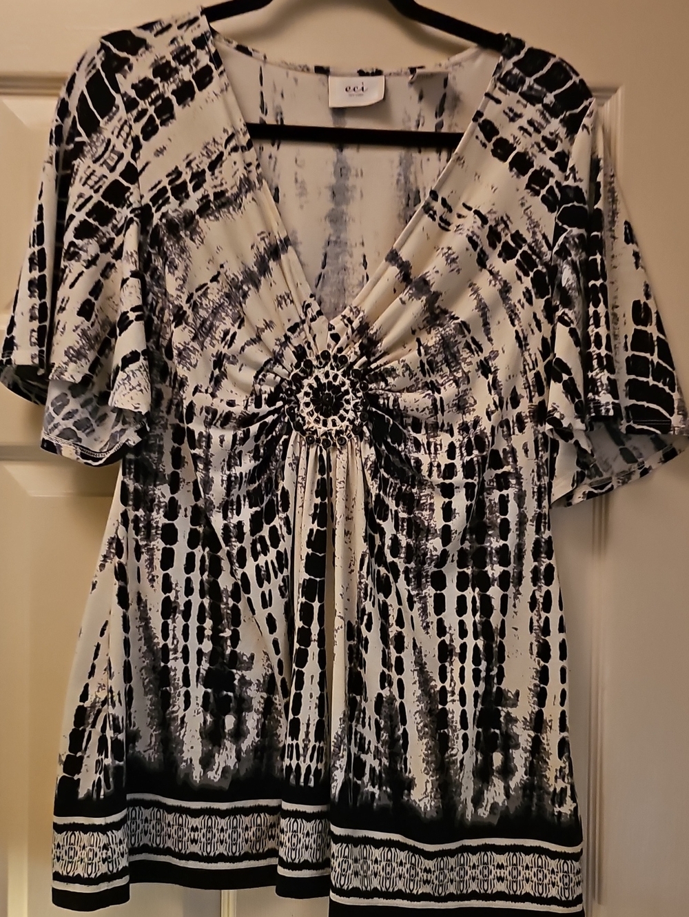 Eci Black & White Tie-Dye V-Neck Women’s Top